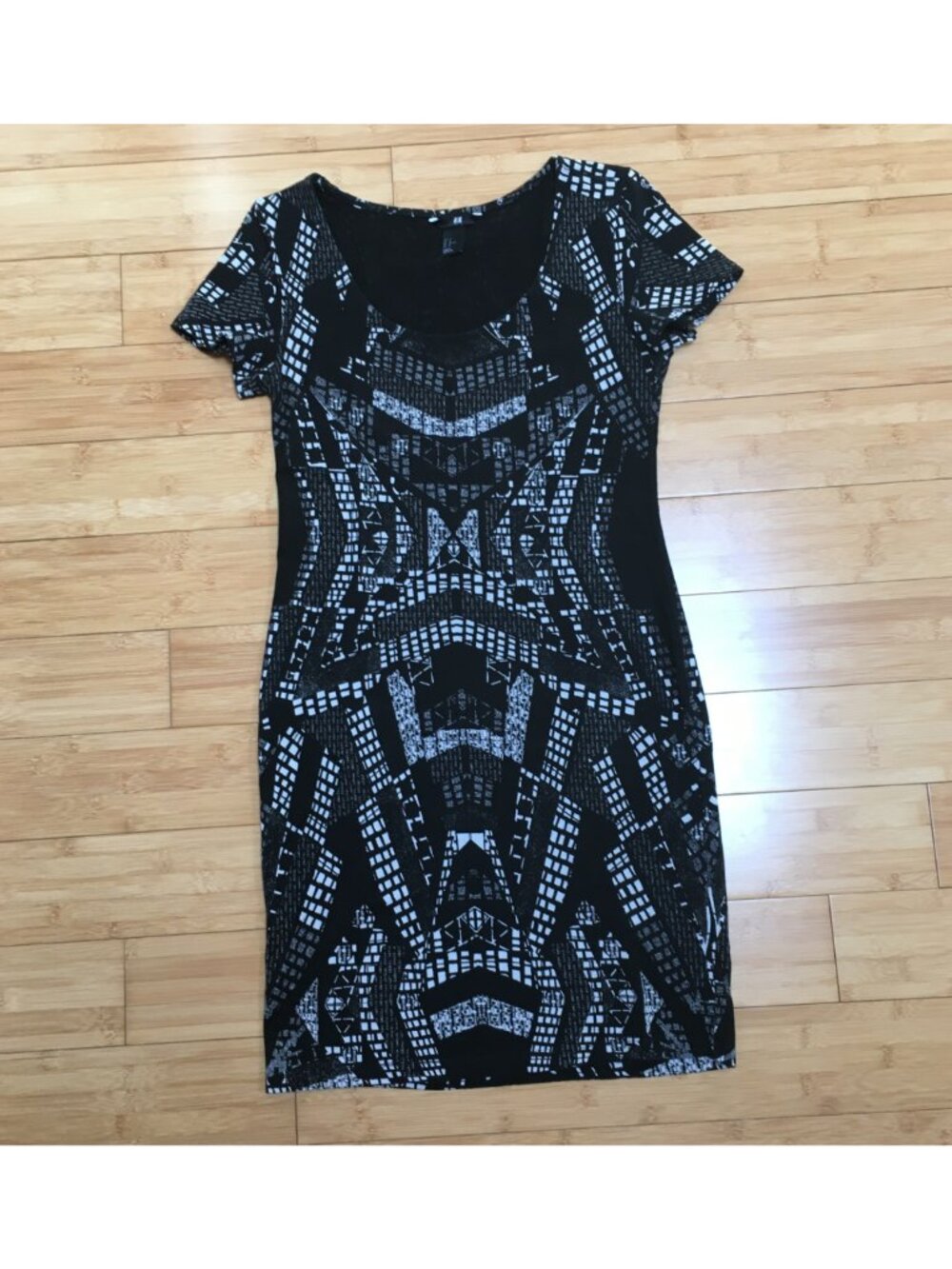 EUC H&M Black and White Geometric Print Stretch Dress
